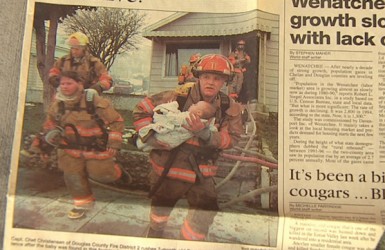 Пожарный спас маленькую девочку, и вот что она сделала спустя 17 лет