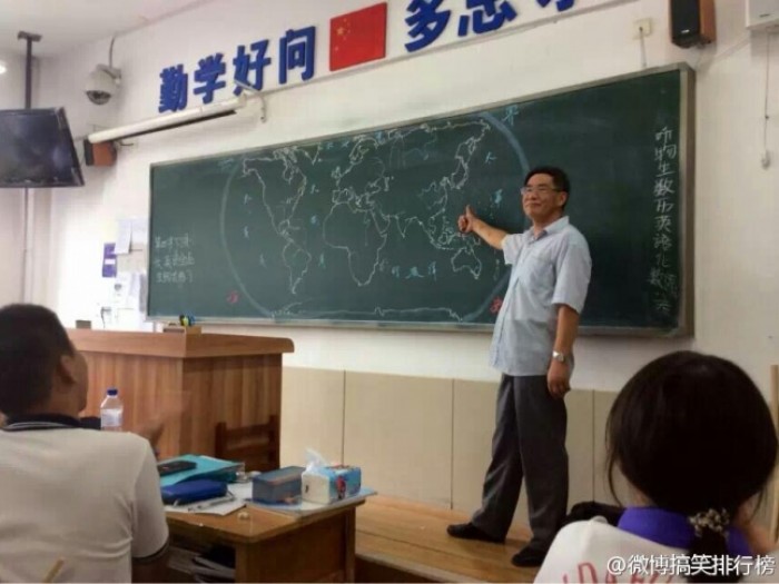 Учитель истории по памяти воспроизвёл карту мира на доске
